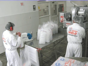 Una escena en la produccion de Super Hielo Super Hielo realiza buenas practicas de manufactura en su moderna planta